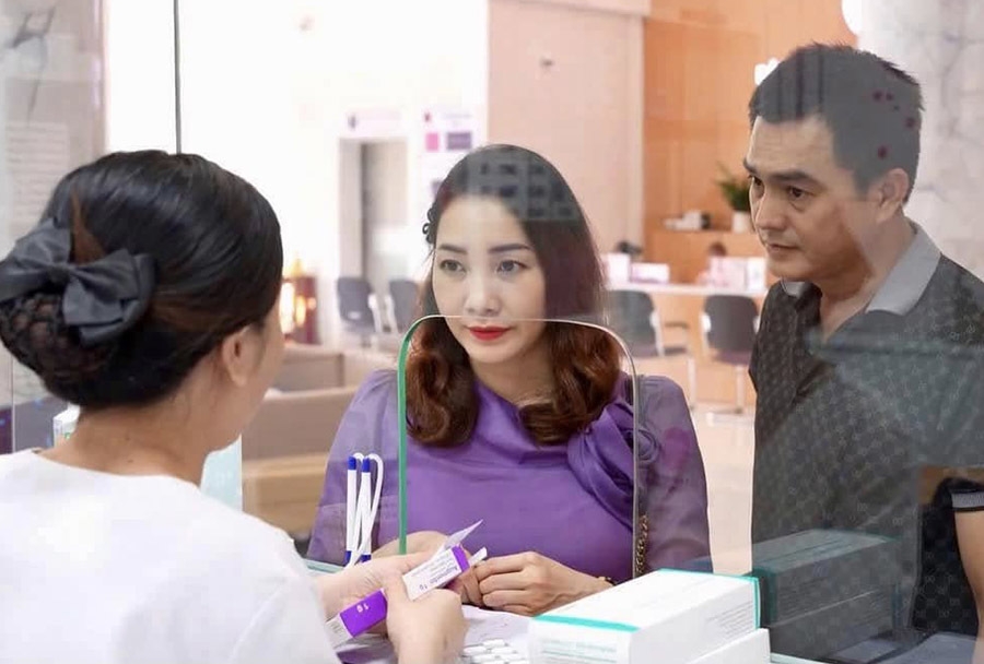Diễn viên Cao Minh Đạt và bà xã Trúc Trương đã đến bệnh viện thăm khám để làm IVF, mong có con sau 9 năm cưới.