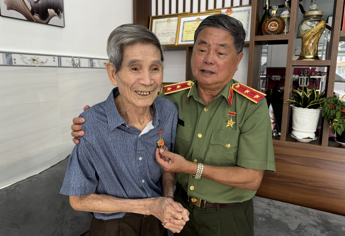 Trung tướng Châu Văn Mẫn trở lại Côn Đảo thăm ông Nguyễn Xuân Viên - cựu tù chính trị phòng 2 trại 6B. (Ảnh: NVCC)