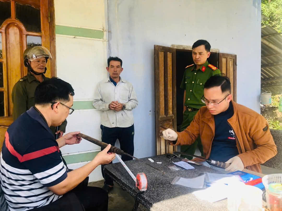 Cơ quan chức năng khám nghiệm hiện trường, lấy lời khai đối với Kha (Ảnh: CACC)