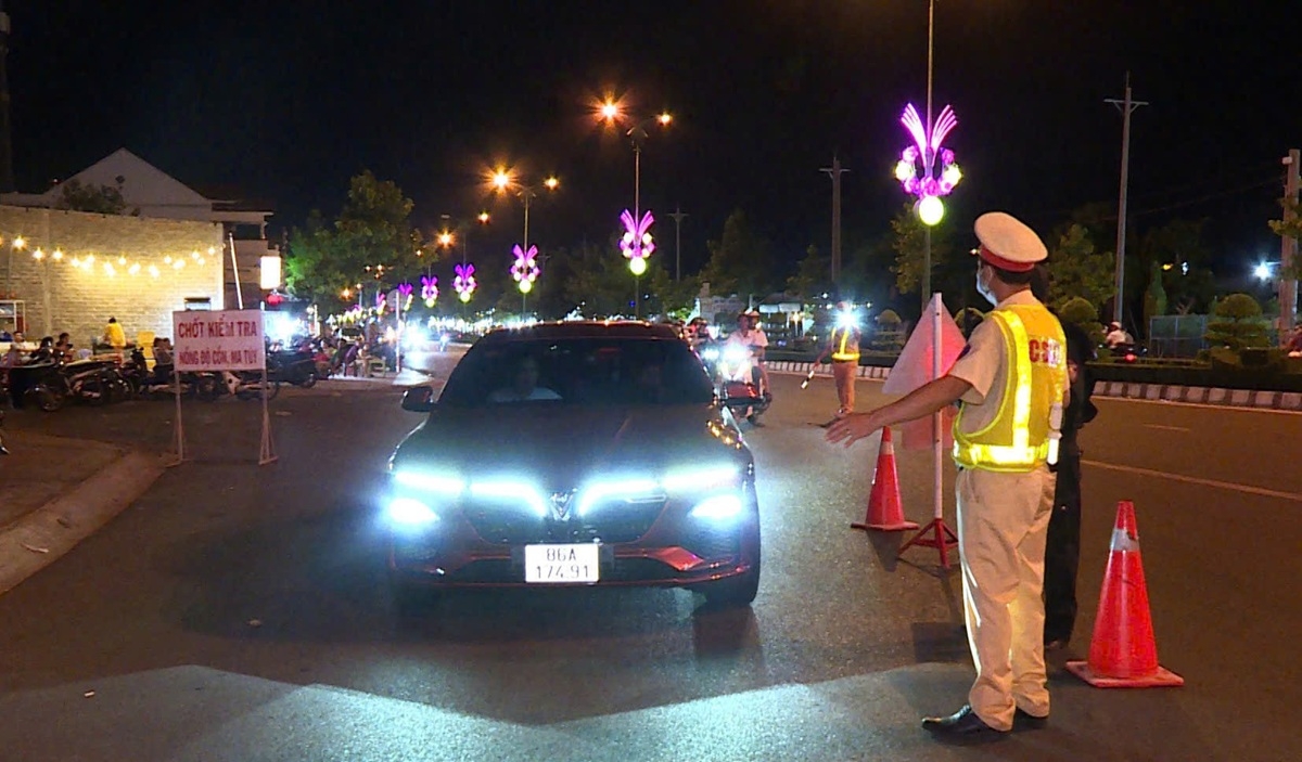 Lực lượng CSGT chủ động triển khai đồng bộ nhiều biện pháp nhằm kiềm chế tai nạn giao thông. Ảnh: CABT