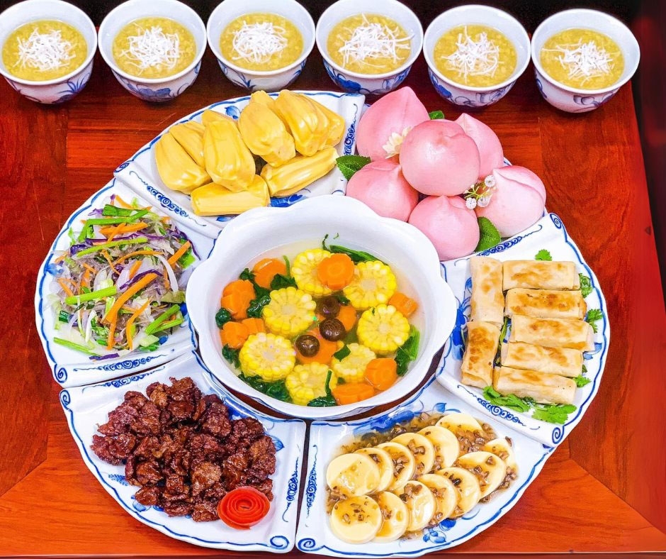 Mâm cỗ chay thể hiện sự thanh tịnh và lòng thành kính đối với Phật. Các món ăn thường có màu sắc đa dạng, tượng trưng cho ngũ hành, nhằm mang lại sự cân bằng và thanh thản trong tâm hồn