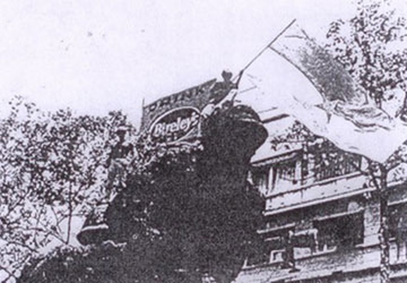 Jean Pierre Debris và Andre Menras treo cờ giải phóng trước trụ sở Hạ viện ngụy. (Ảnh: Tư liệu)