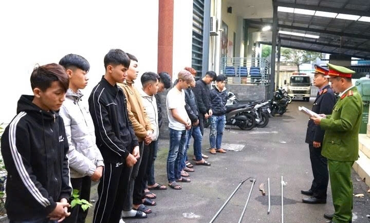 Ngày 2/2, Cơ quan Cảnh sát Điều tra Công an quận Hải Châu, TP Đà Nẵng khởi tố vụ án, khởi tố bị can, bắt giam nhóm thanh thiếu niên chạy xe máy mang theo hung khí gây rối trong đêm Giao thừa.