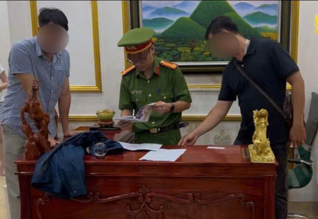 Cơ quan điều tra công bố lệnh và tiến hành khám xét khẩn cấp nơi ở của Toàn. (Ảnh: CABT)