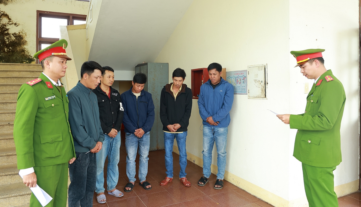 Công an huyện Hải Lăng, tỉnh Quảng Trị đọc lệnh giữ người trong trường hợp khẩn cấp.
