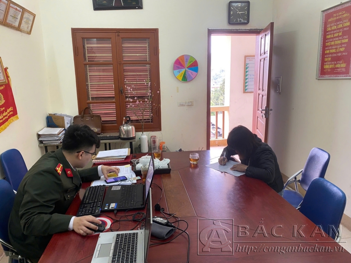 Công an tỉnh Bắc Kạn làm việc với các đối tượng có hành vi đăng tải thông tin gây ảnh hưởng xấu đến dư luận (Ảnh: Công an Bắc Kạn)