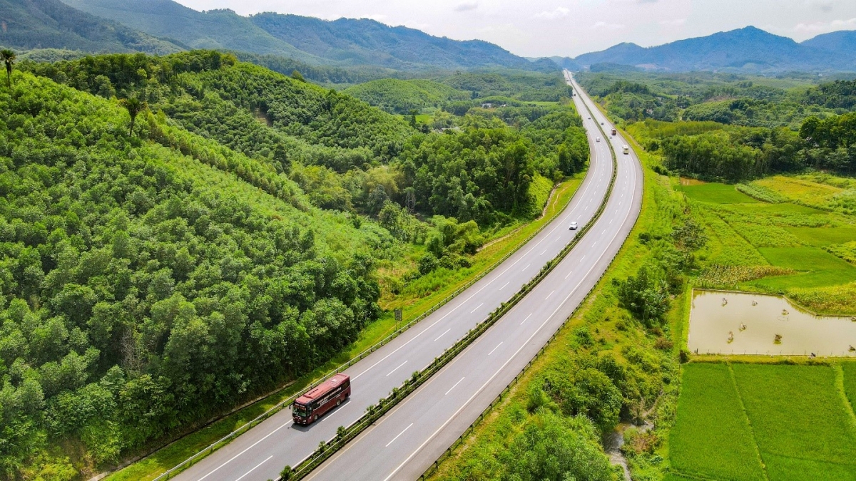 Xe lưu thông trên tuyến cao tốc Nội Bài - Lào Cai.