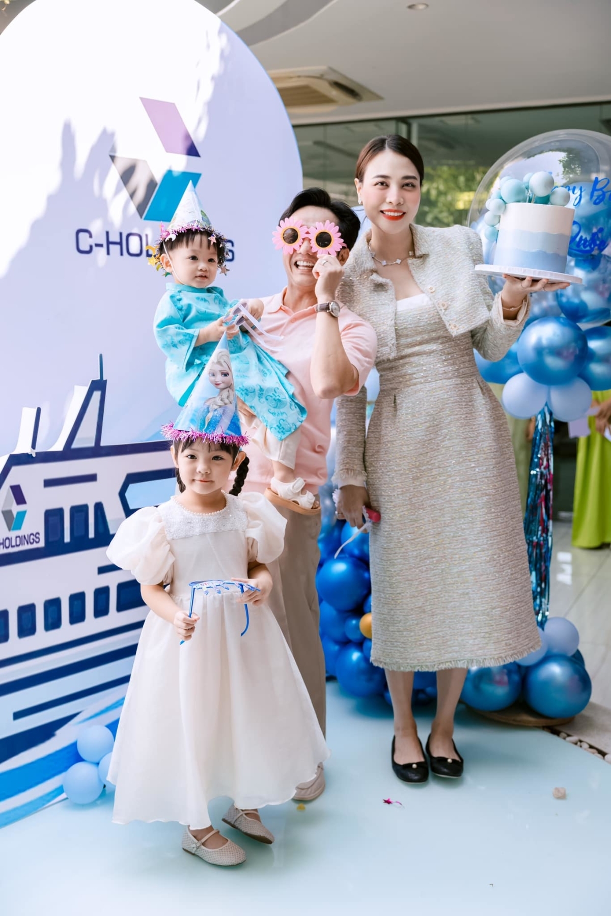 Nhân dịp Cường Đôla tròn 43 tuổi, Đàm Thu Trang và ekip công ty chuẩn bị backdrop, trang trí không gian với gam xanh chủ đạo để chúc mừng anh. Con gái Suchin và quý tử Sutin cũng có mặt chung vui với bố.