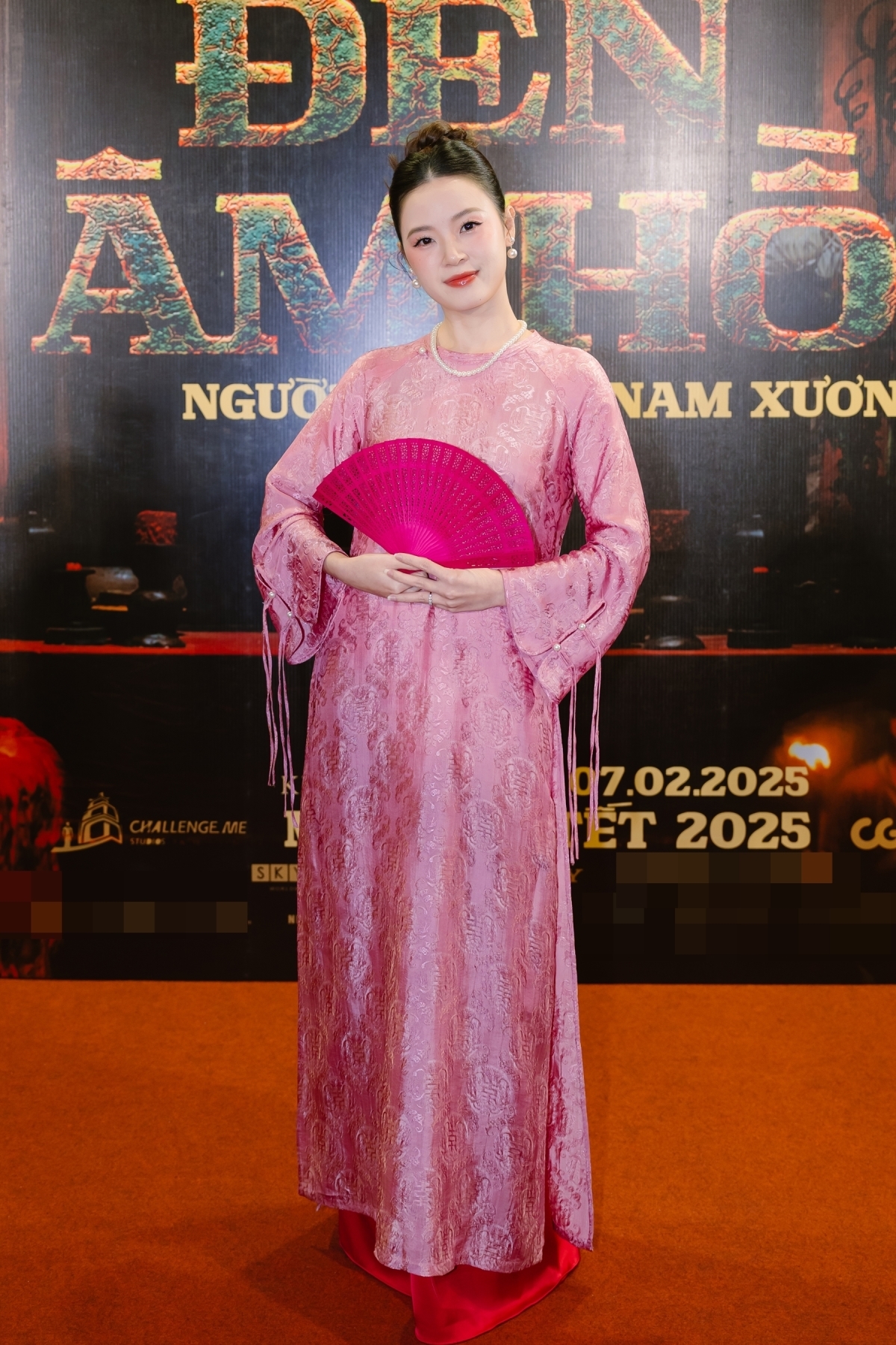 Diễn viên Midu bị nghi đã có tin vui sau gần một năm cưới khi diện trang phục rộng, gương mặt bầu bĩnh, dự ra mắt phim 'Đèn âm hồn'.