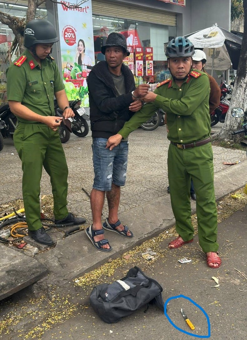  Lực lượng Công an khống chế đối tượng Phan Ngọc Quỳnh Khá.