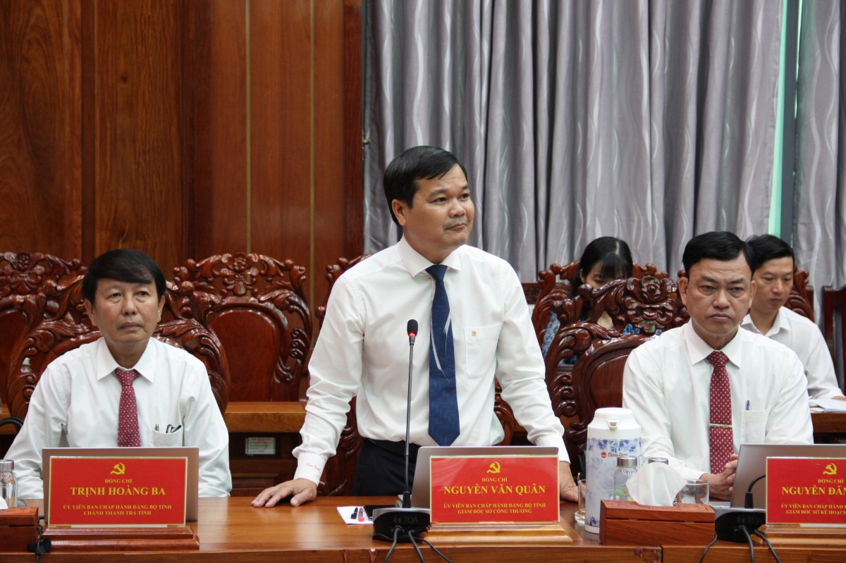 Đại biểu thảo luận nội dung các Đề án.