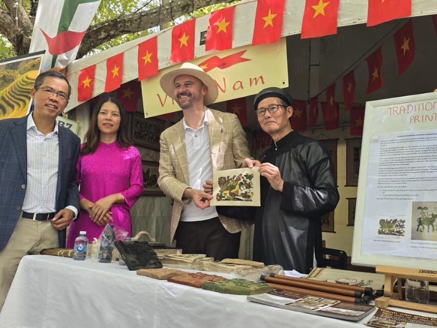 Đại sứ Phạm Hùng Tâm và phu nhân chụp ảnh cùng Thủ hiến Lãnh thổ Thủ đô Australia Andrew Barr và nghệ nhân tranh Đông Hồ. Nguồn: ĐSQ Việt Nam tại Australia