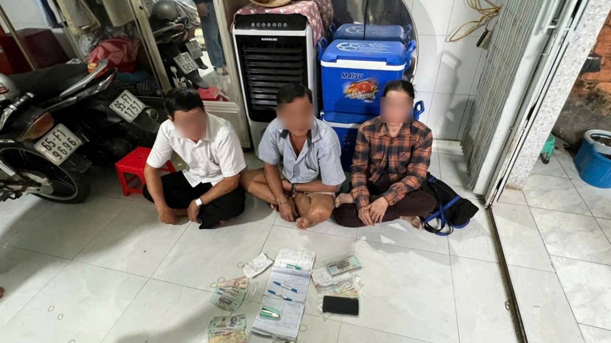 Các đối tượng tổ chức mua bán số lô, số đề cùng tang vật