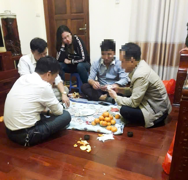 Hình ảnh được chia sẻ trên mạng xã hội nêu nghi vấn nhiều lãnh đạo xã Long Châu đánh bài ăn tiền.