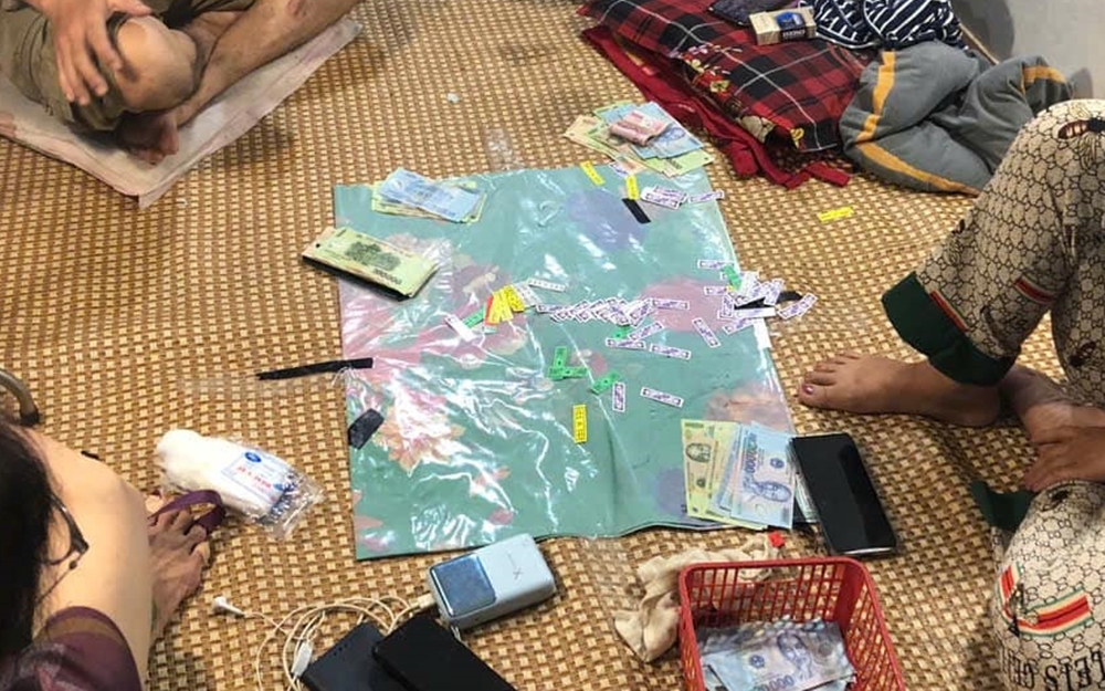 Ngày 31/1 (tức mùng 3 Tết Ất Tỵ), Công an tỉnh Bến Tre thông tin các đơn vị trên địa bàn đã triệt xóa 4 vụ đánh bạc tại xã Bình Thành và xã Tân Hào (Giồng Trôm), xã Giao Thạnh (Thạnh Phú), xã Tân Thủy (Ba Tri); tạm giữ 5 xe mô tô, 4 điện thoại di động, số tiền 31,67 triệu đồng và một số tang vật khác có liên quan; củng cố hồ sơ xử lý 24 đối tượng. Ngoài ra, lực lượng chức năng đã giải tán 15 điểm đánh bạc nhỏ lẻ.