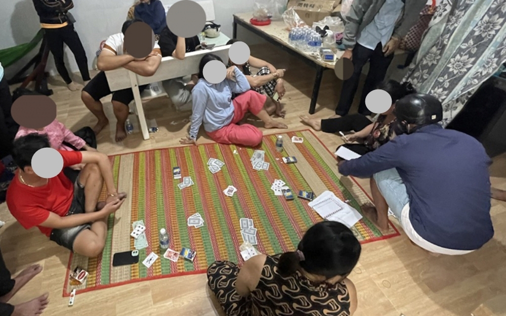 Ngày 31/1 (tức mùng 3 Tết Ất Tỵ), Công an xã Long Thới huyện Tiểu Cần, tỉnh Trà Vinh đã phát hiện 5 đối tượng đang đánh bài ăn thua bằng tiền trong một ngôi nhà tại xã Long Thới. Tại hiện trường, cơ quan Công an tạm giữ số tiền hơn 60 triệu đồng.