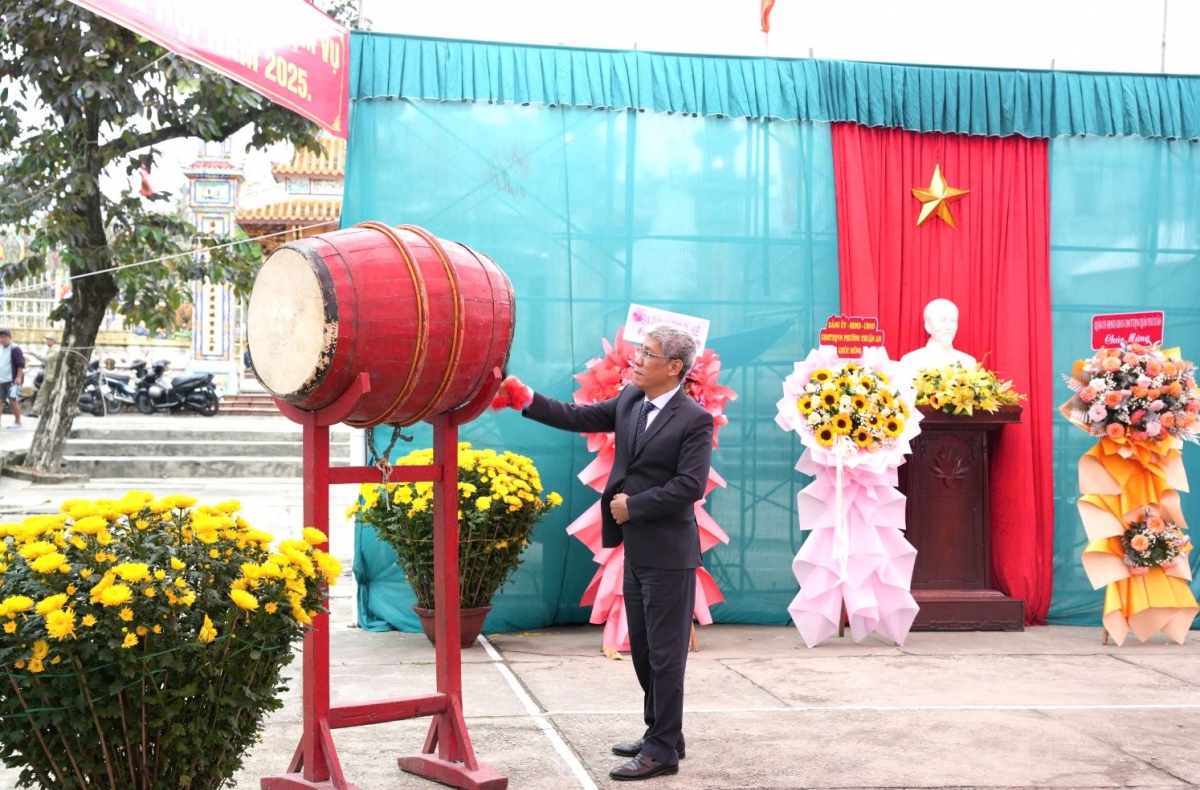 Lãnh đạo quận Thuận Hóa, thành phố Huế đánh trống trong lễ xuất quân đánh cá vụ Nam tại phường Thuận An, quận Thuận Hóa, thành phố Huế