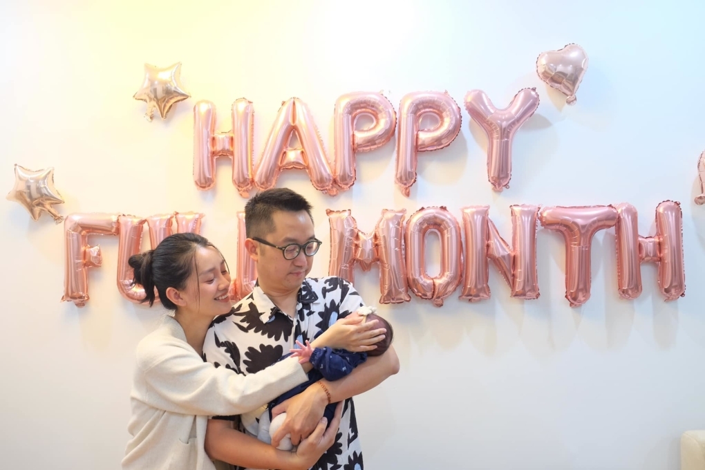 MC Quỳnh Chi và ông xã Quang Duy lần đầu hé lộ diện mạo của con gái Mật Mật khi đăng ảnh lễ đầy tháng giản dị tại nhà riêng. (Nguồn: FBNV)