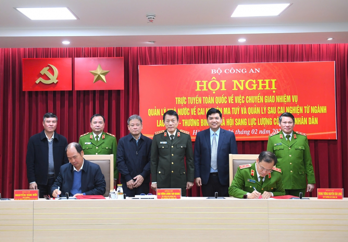 Thứ trưởng Bộ LĐTBXH Nguyễn Văn Hồi (nay là thứ trưởng Bộ Nội vụ) và Trung tướng Nguyễn Văn Long, Thứ trưởng Bộ Công an ký biên bản bàn giao công tác cai nghiện và quản lý sau cai. Ảnh: C04