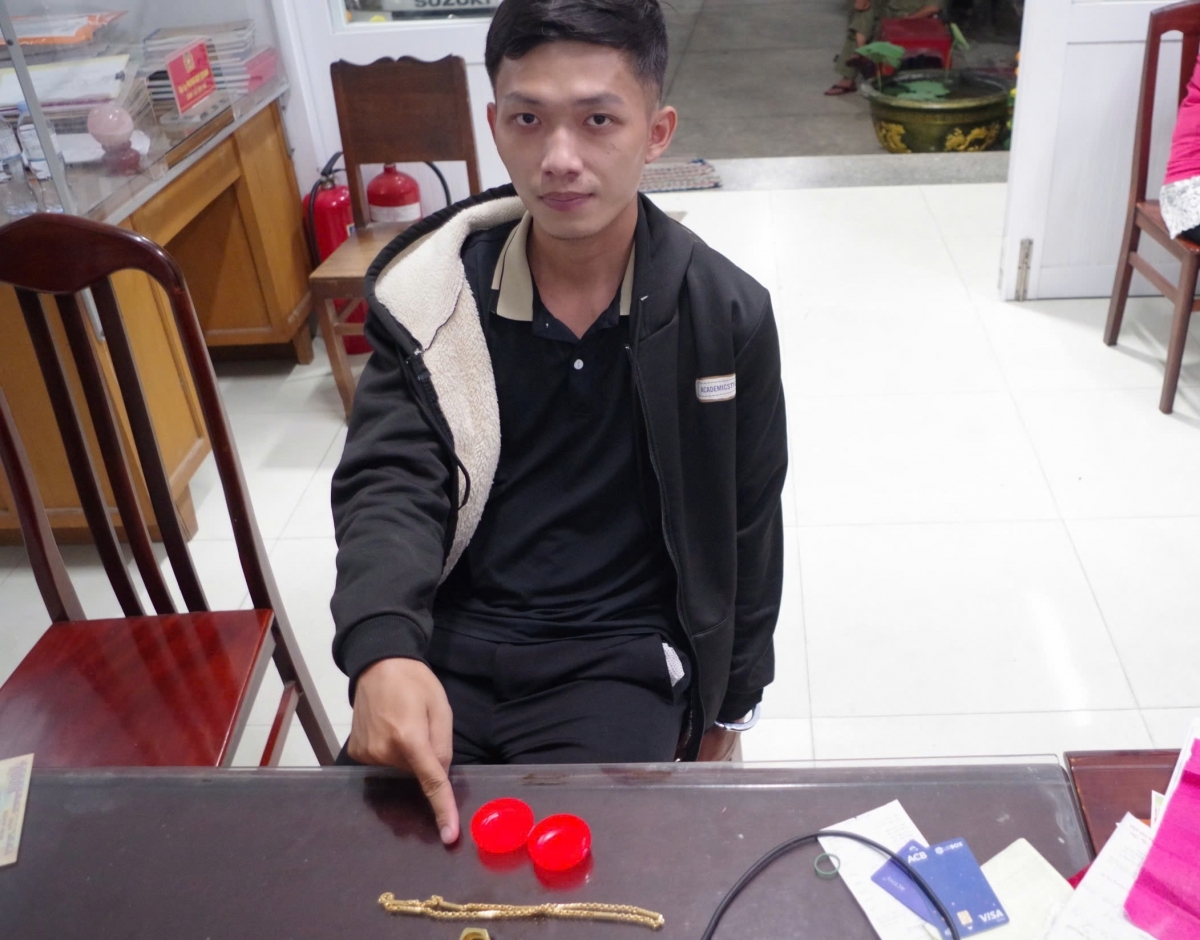 Đối tượng Chung Thành Danh cùng tang vật.