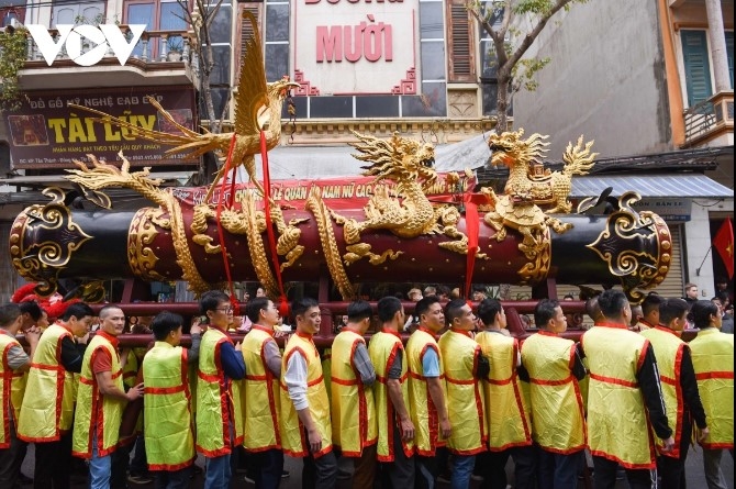 The two crackers used in the procession are made of wood and painted with gold.