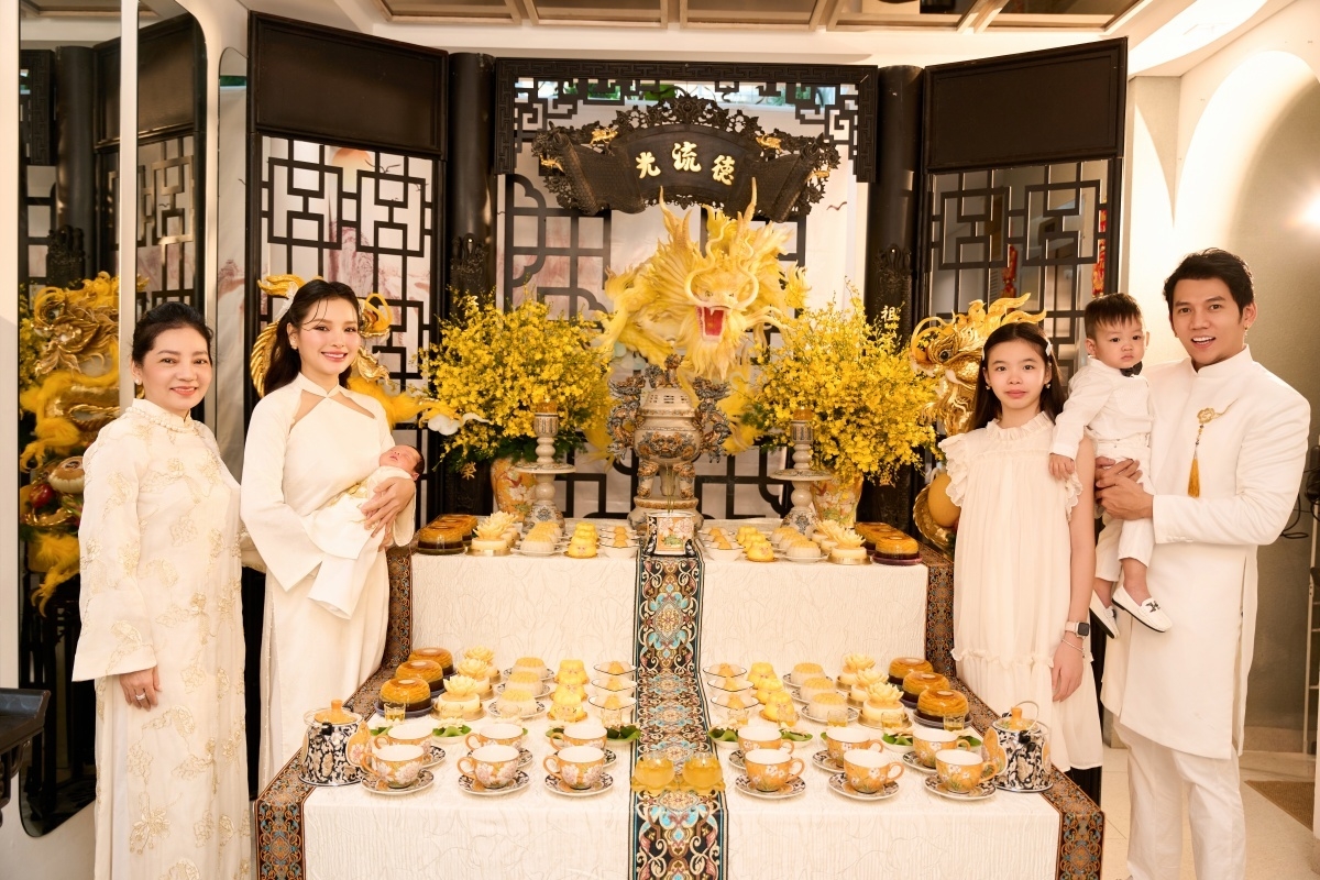 Diễn viên Phương Trinh Jolie và ông xã Lý Bình làm lễ mừng đầy tháng theo phong tục truyền thống cho con trai út - bé Loka - tại nhà riêng hôm 10/2.