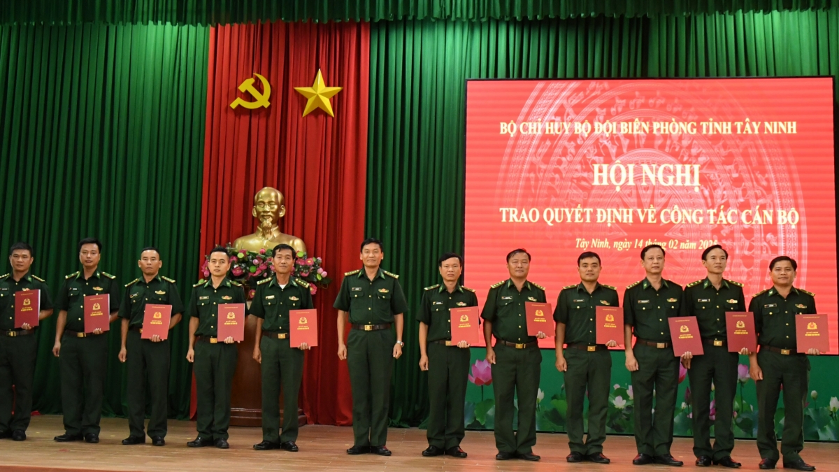 Đại tá Lê Văn Vỹ, Chỉ huy trưởng BĐBP Tây Ninh trao quyết định bổ nhiệm cho các sỹ quan (ảnh; Lê Quân)