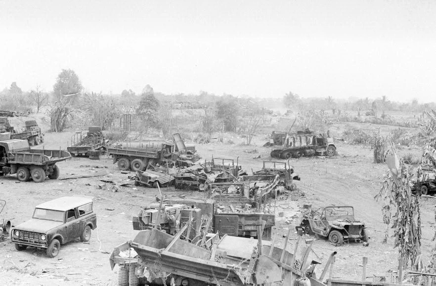 Xe quân sự của quân đội VNCH bị phá huỷ trong cuộc rút lui trên Đường số 7. (Ảnh: Tư liệu)