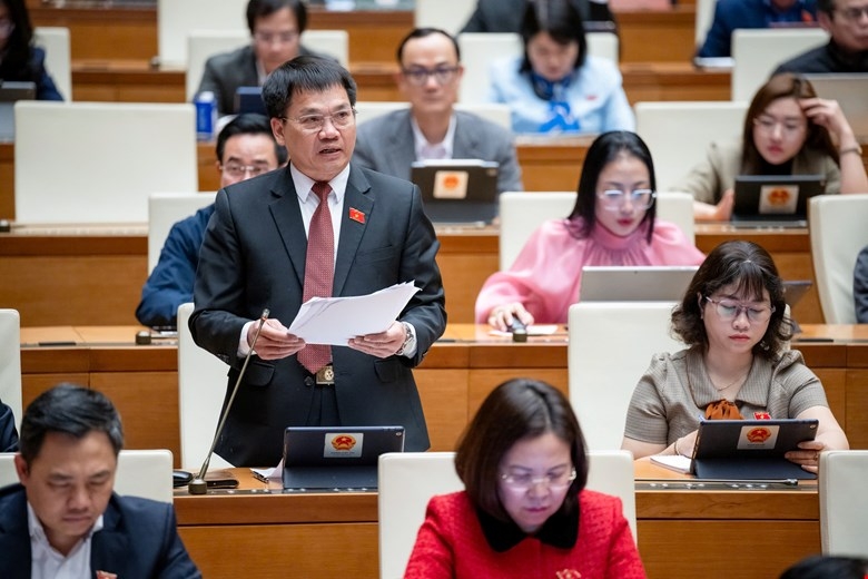 <a href="https://vov.vn/chinh-tri/dai-bieu-quoc-hoi-du-an-nang-luong-tai-tao-dang-dung-im-gay-lang-phi-post1154993.vov" target="_blank">“Dự án năng lượng tái tạo đang đứng im như dấu chấm than lớn giữa trời đất”</a> – Đại biểu Quốc hội Dương Khắc Mai (đoàn Đắk Nông) đồng tình với các nhóm nhiệm vụ, giải pháp Chính phủ đề xuất để thực hiện mục tiêu tăng trưởng đạt 8% trở lên. Ngoài ra, ông cho rằng cần đẩy mạnh sửa đổi, triển khai quy hoạch điện 8 trong thời gian tới; đề nghị Chính phủ nhanh chóng có giải pháp tháo gỡ với các dự án năng lượng tái tạo “hiện nay đang đứng im như dấu chấm than lớn giữa trời đất, gây lãng phí cho xã hội”.