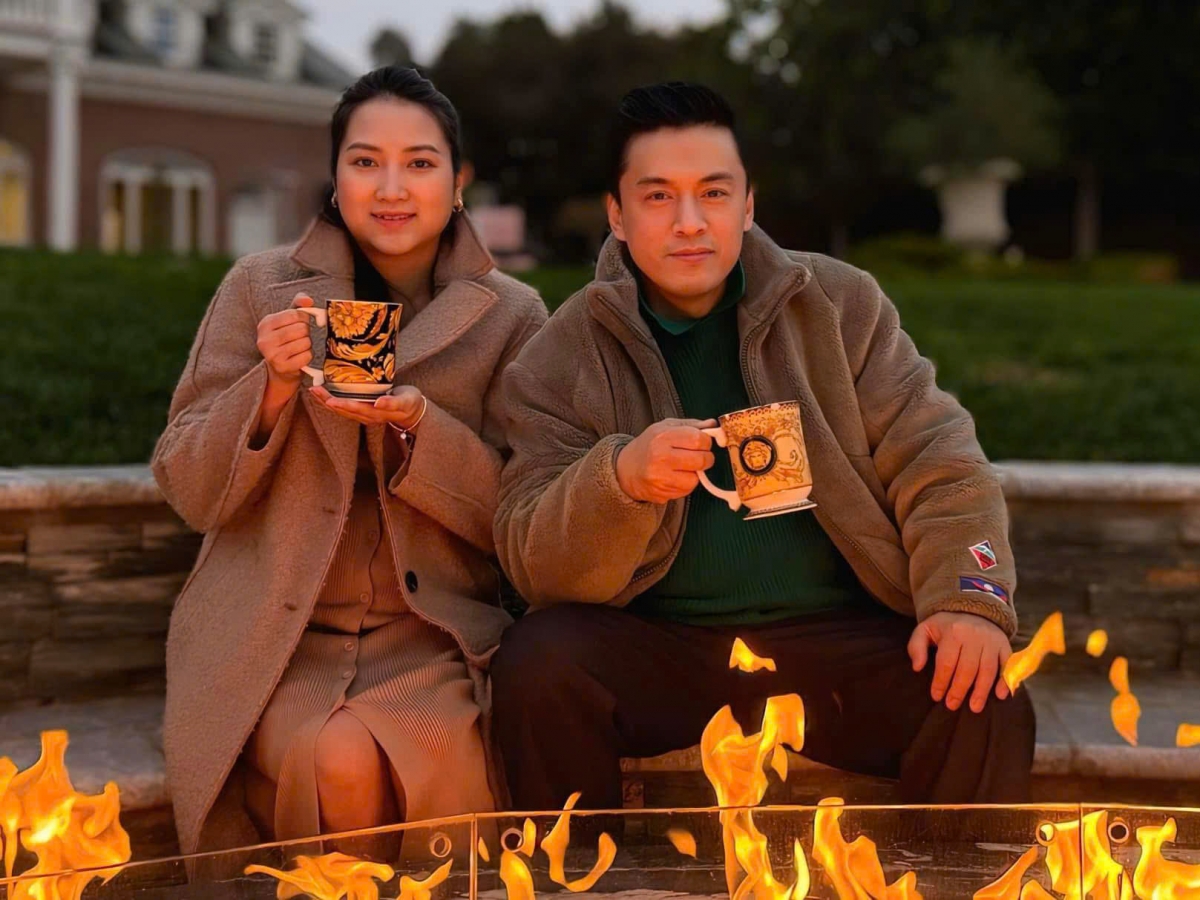 Lam Trường đã đăng tải hình ảnh mới bên bà xã trên trang cá nhân. "Hình này càng có ý nghĩa hơn khi người chụp chính là cục cưng bé nhỏ của ba mẹ. Cảm ơn con gái của ba mẹ", anh viết. Đáng chú ý, đông đảo cư dân mạng nhận thấy vóc dáng của vợ nam ca sĩ có phần khác lạ. Dưới phần bình luận, một netizen nghi ngờ chuyện cặp đôi có con thứ 2.