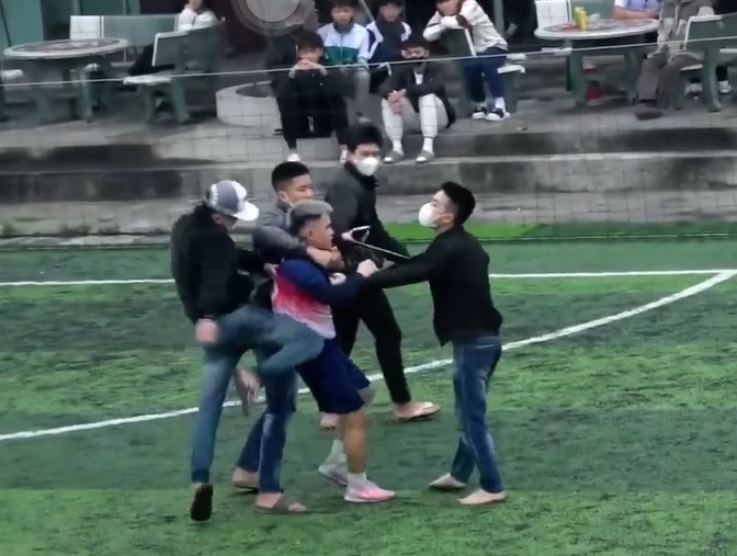 Các đối tượng liên tục đấm, đá, thúc cùi trỏ,...vào một người đàn ông