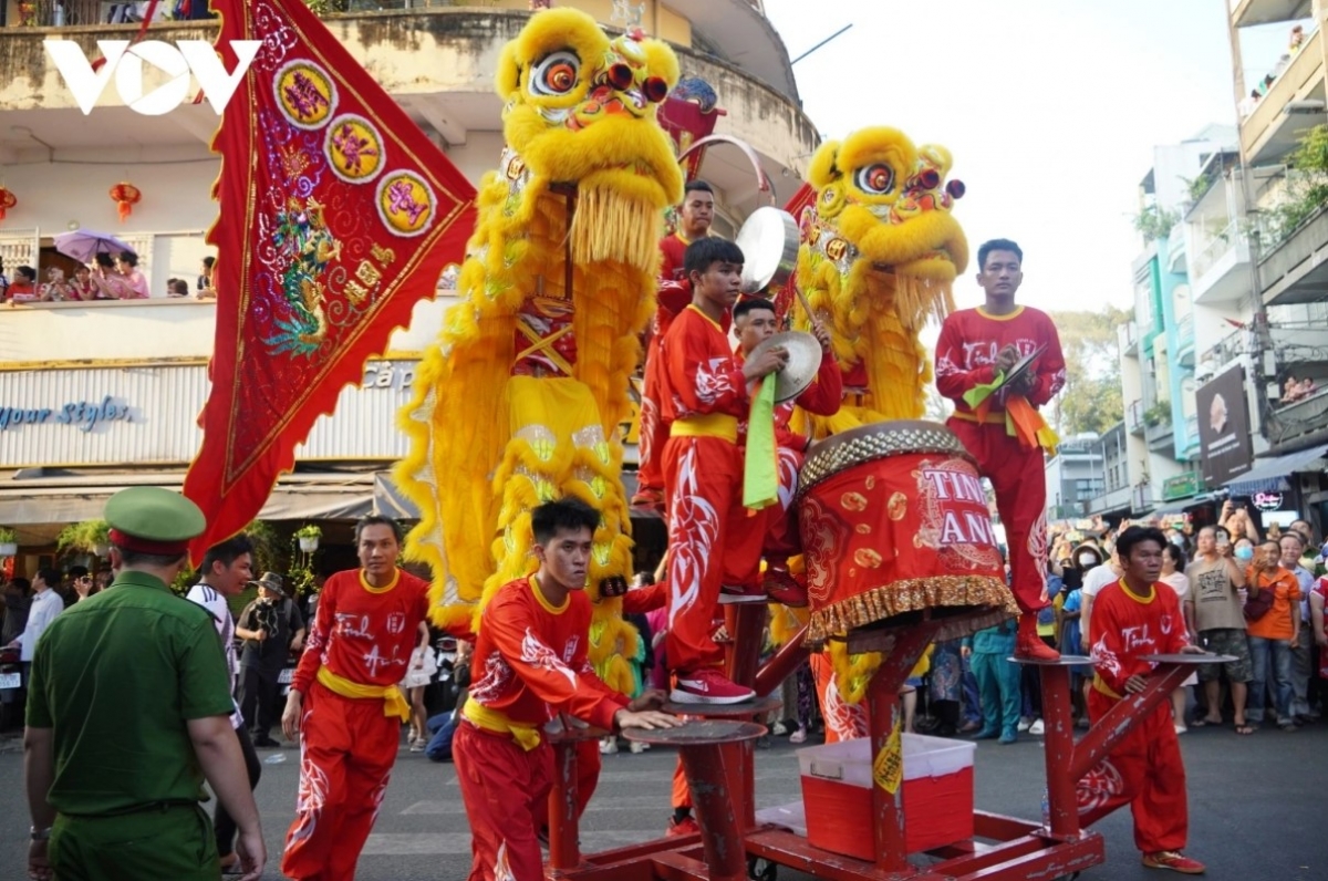 A street art parade combined with dragon lion and circus performances is the main activity of the Lantern Festival of the Chinese-Vietnamese community in Ho Chi Minh City which is organised on the 15th day of the first lunar month. During the festival, Vietnamese - Chinese people often go to pagodas and temples to pray for a healthy, peaceful, and prosperous year.