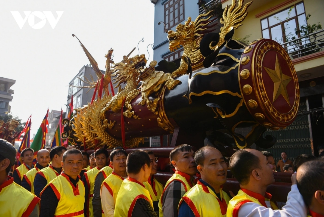 The Dong Ky firecracker procession festival is organised in Tu Son city of northern Bac Ninh province on the fourth day of the first lunar month. The procession is an integral part of the traditional festival of Dong Ky Village, where locals express their respect for their ancestors and pray for health, peace, and good fortune for the community.