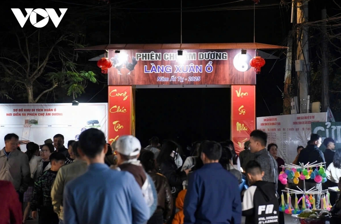 The Âm Dương (Yin-Yang) Market can be found in O village in the northern province of Bac Ninh, a gateway to Hanoi, that meets once a year at night. Local people believe that this is a place where the living and the dead can symbolically meet, deeply reflecting the local folk beliefs and spiritual culture. The market takes place annually from the night of the fourth to the early morning of the fifth day of the Lunar New Year.