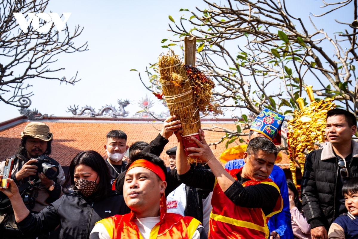 On the eighth day of the first lunar month, local people from Thi Cam village in Hanoi’s Tu Liem district take part in a traditional rice cooking contest to pray for a prosperous, happy, and peaceful new year. During the rice cooking contest, competitors form four groups and have to husk rice, fetch water, make a fire, and cook rice. A jury comprising of respected village chiefs then selects the winners of the contest.