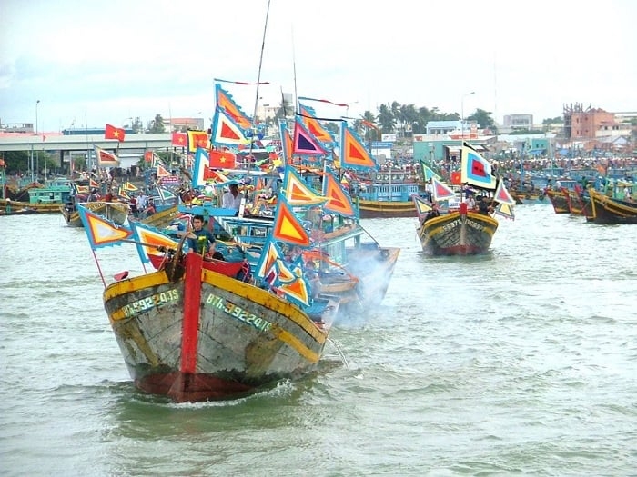 Cầu Ngư, also known as the whale worshipping festival, is the most significant annual event among local fishermen, that gets underway from the 14th to the 16th days of the first lunar month in the central coastal city of Da Nang. The traditional festival includes several activities such as a whale worshiping ritual, a peace-praying ceremony, and other cultural and sporting functions. During the ceremony, fishermen pray for rich hauls of fish, safe voyages, and peace for the nation as a whole.