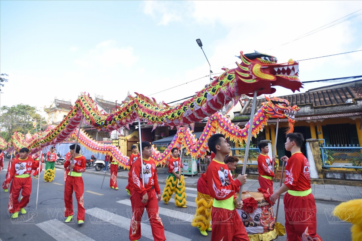 The annual Nguyen Tieu festival celebrates the full moon of the first lunar month of the year, which has been recognized as a national intangible heritage. On this occasion, all temples, pagodas, as well as families, organise a worship ceremony to pray for peace and fortune in the Lunar New Year. (Photo: VNA)