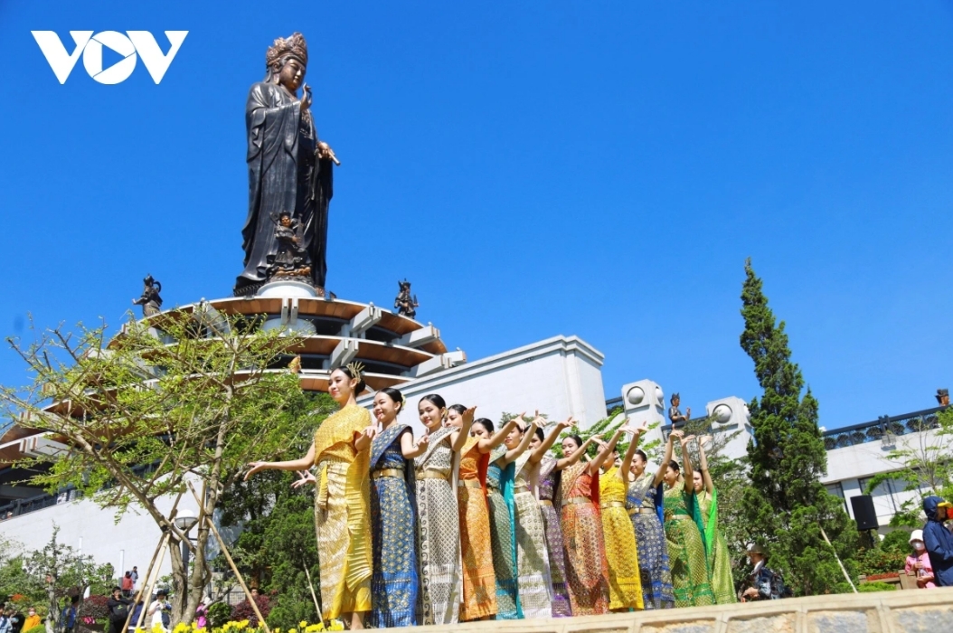 The Ba Den Mountain Spring Festival opens on the fourth day of the first lunar month at the Ba Den mountain historical, cultural, and tourism relic site in Tay Ninh province. Performances highlighting the Khmer people’s culture and art are presented during the festival.