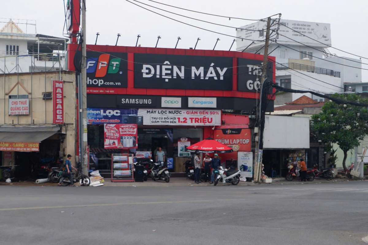 Hiện trường cửa hàng bán lẻ FPT nơi xảy ra vụ cướp. (Ảnh: B.T)