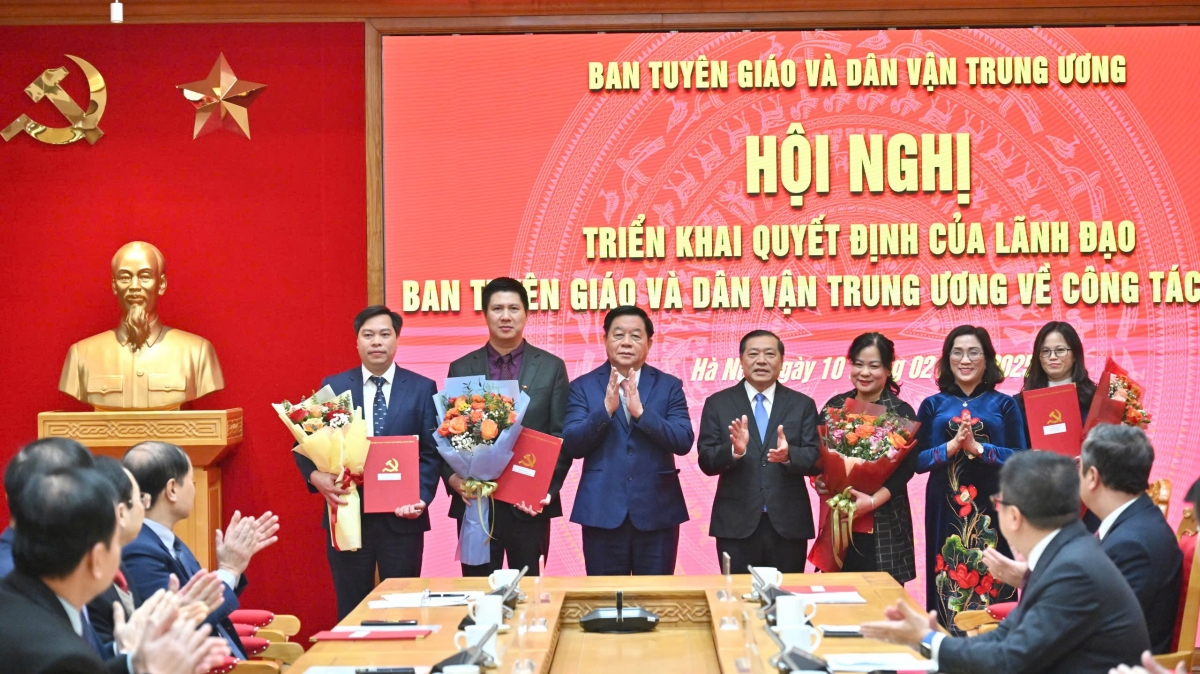 Ông Nguyễn Trọng Nghĩa chúc mừng các cán bộ được nhận quyết định bổ nhiệm