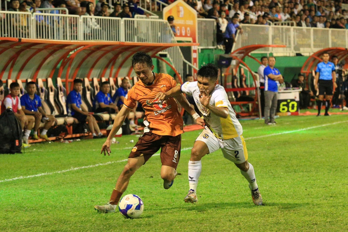 Châu Ngọc Quang phải nghỉ thi đấu vòng 13 V-League 2024/2025. (Ảnh: VPF). 