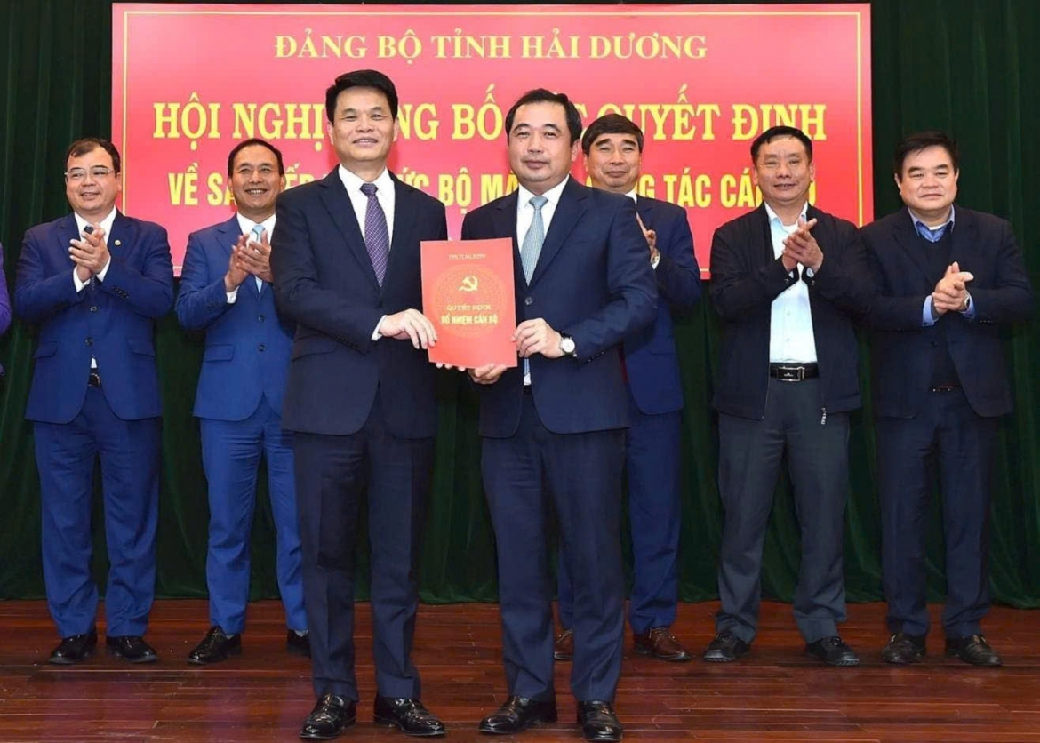 Bí thư Tỉnh ủy Hải Dương Trần Đức Thắng trao quyết định của Ban Thường vụ Tỉnh ủy chỉ định ông Lê Ngọc Châu, Phó Bí thư Tỉnh uỷ, Chủ tịch UBND tỉnh Hải Dương giữ chức Bí thư Đảng uỷ UBND tỉnh. (Ảnh: Thành Chung)