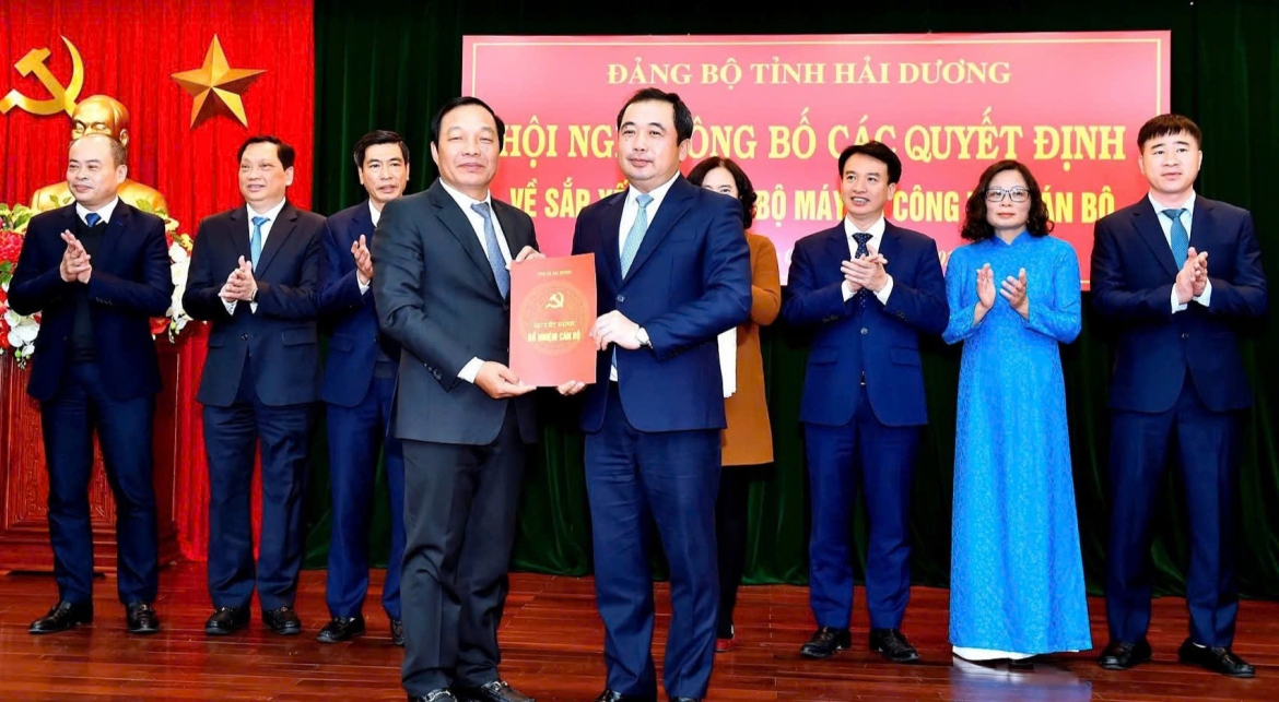 Bí thư Tỉnh ủy Hải Dương Trần Đức Thắng trao quyết định của Ban Thường vụ Tỉnh ủy chỉ định ông Lê Văn Hiệu, Phó Bí thư Thường trực Tỉnh ủy giữ chức Bí thư Đảng ủy Các cơ quan Đảng tỉnh Hải Dương. (Ảnh: Thành Chung)