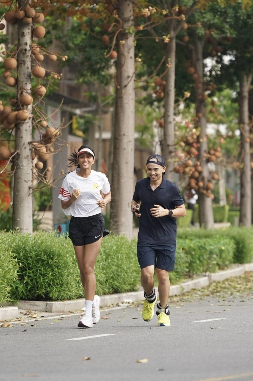 Hoa hậu H'Hen Niê cho biết cô là người giúp chồng, nhiếp ảnh gia Tuấn Khôi, bỏ thói quen uống trà sữa, chăm thể dục và ăn uống healthy hơn sau khi yêu nhau.