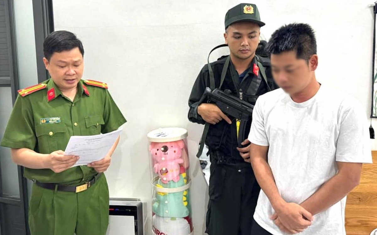 Đáng chú ý, trước kỳ nghỉ Tết Ất Tỵ, Cục Cảnh sát hình sự đã phát hiện và triệt phá đường dây đánh bạc và tổ chức đánh bạc bằng hình thức cá độ bóng đá với giao dịch 1.200 tỷ đồng. Cầm đầu đường dây cá độ lớn này là Trần Trung Hiếu (SN 1990, biệt danh Hiếu "Dế", trú Đồng Nai). Cơ quan điều tra đã khởi tố Hiếu "Dế" cùng 15 đồng phạm trong đường dây để điều tra về hành vi Đánh bạc và Tổ chức đánh bạc.