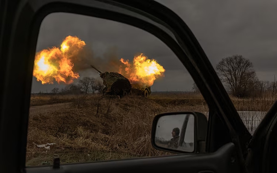 Hỏa lực pháo binh Ukraine trên mặt trận Donetsk. Ảnh: Getty.