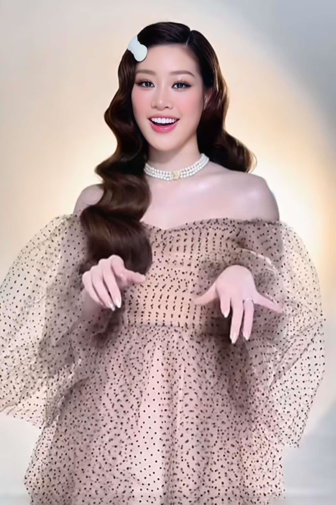 Sau 2 tháng kết hôn, Hoa hậu Khánh Vân chia sẻ hình ảnh diện váy babydoll suông rộng, khuôn mặt đầy đặn khiến nhiều khán giả cho rằng cô có tin vui. Trước sự đồn đoán của dư luận, Khánh Vân giữ im lặng. Sau đó, cô đăng tải đoạn video đi dự tiệc kỷ niệm ngày cưới của bố mẹ với chiếc váy ngắn ôm sát hình thể, ngầm phủ nhận mang bầu. (Nguồn: FBNV)