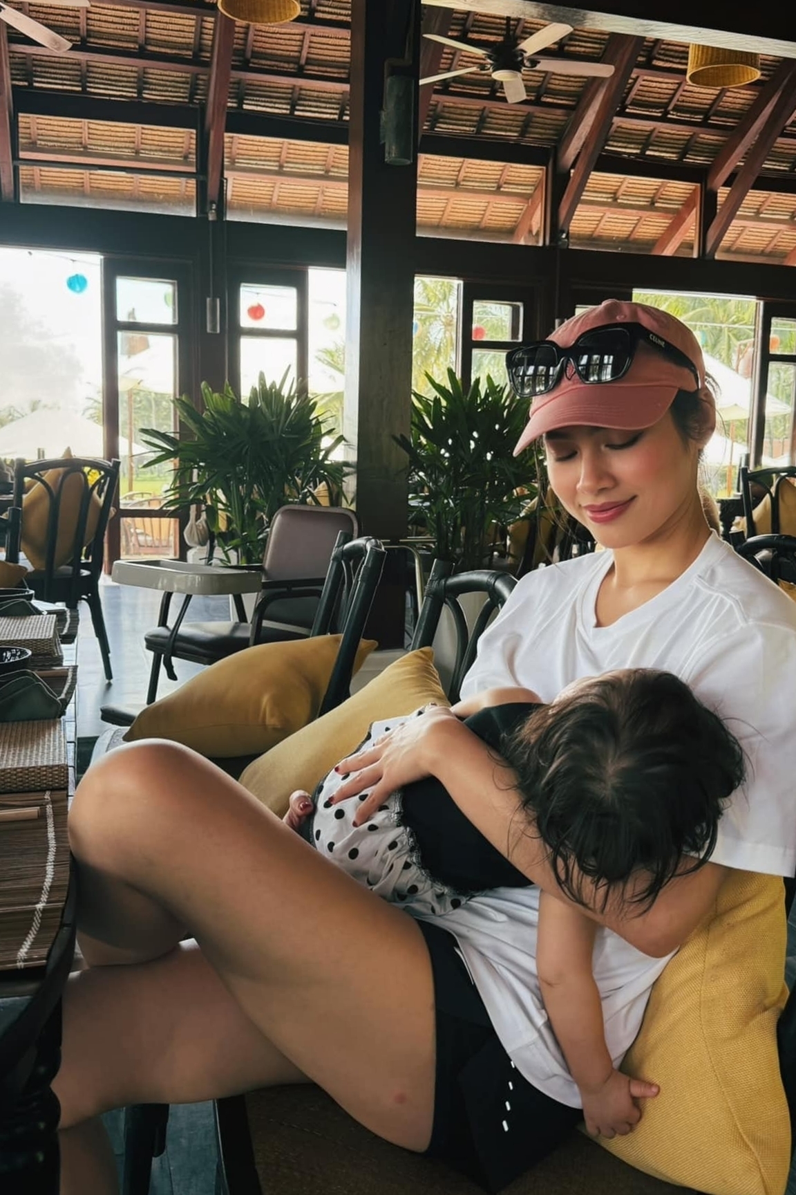 Á hậu Hoàng My đưa bé Ayla từ Áo về Việt Nam chơi Tết, sum họp nhà ngoại trong hai tháng.