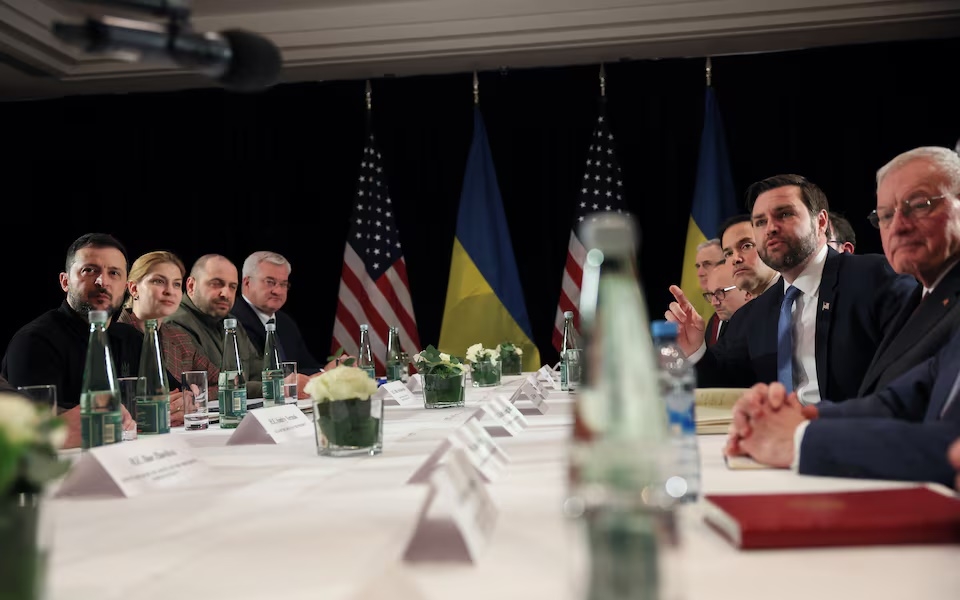 Tổng thống Ukraine Zelensky và Phó Tổng thống Mỹ Vance tại Hội nghị An ninh Munich. Ảnh: Reuters.