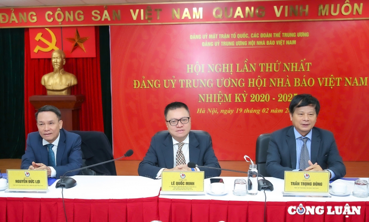 Ông Lê Quốc Minh - Uỷ viên Trung ương Đảng, Tổng Biên tập báo Nhân dân, Bí thư Đảng uỷ - Chủ tịch Hội Nhà báo Việt Nam; Ông Nguyễn Đức Lợi - Phó Chủ tịch Thường trực Hội Nhà báo Việt Nam; Ông Trần Trọng Dũng - Phó Chủ tịch Hội Nhà báo Việt Nam đồng chủ trì Hội nghị